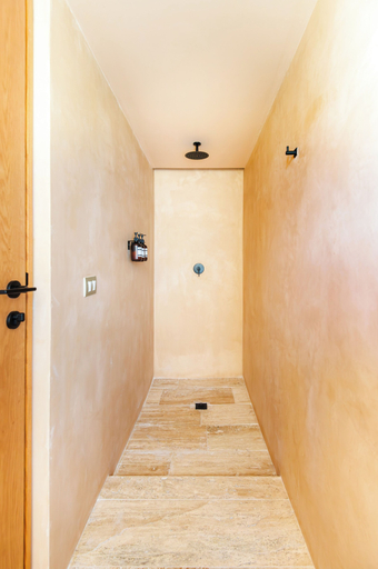 Bathroom shower, Nalú Studios, Cozumel