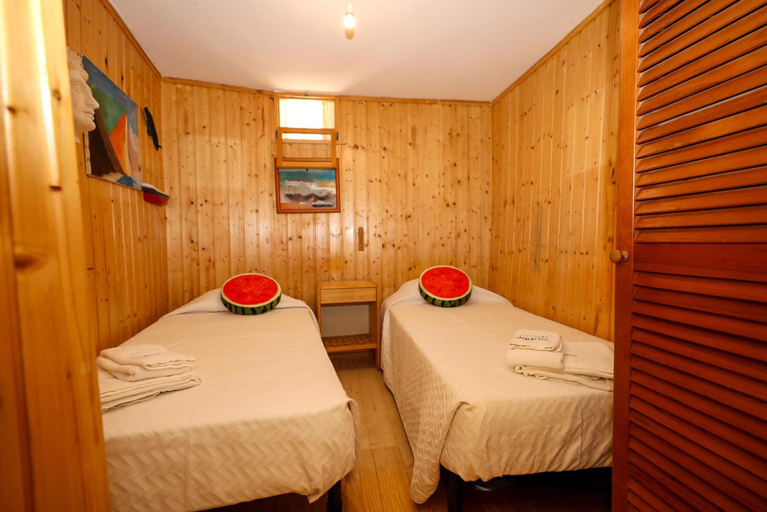 Room 3, A74 - Rua do Canal 1 Bed Flat, Lagos