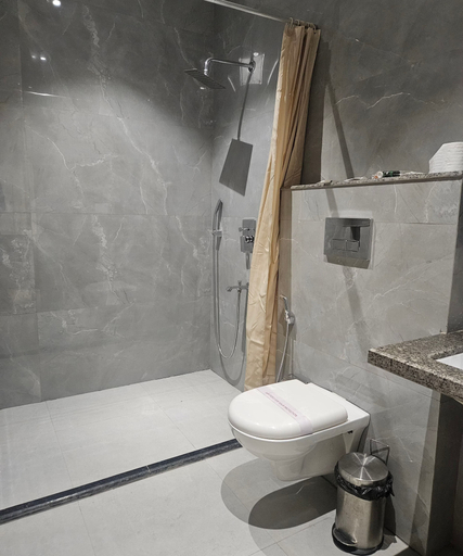 Bathroom 4, Solitaire Resort, Gonda
