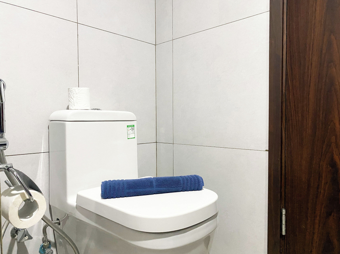 Bathroom 2, Monochromatic Studio At Lrt City Bekasi Apartment, Bekasi