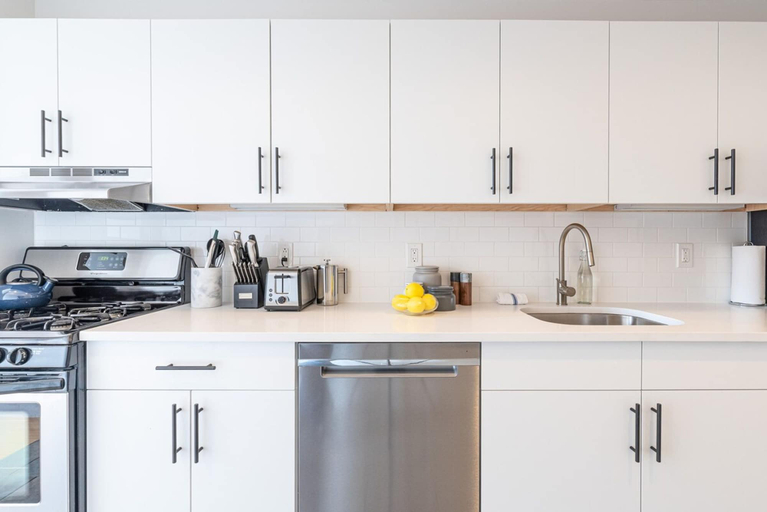 Room 3, Cypress Court II by Rove Travel 1BR Harlem Apt, New York