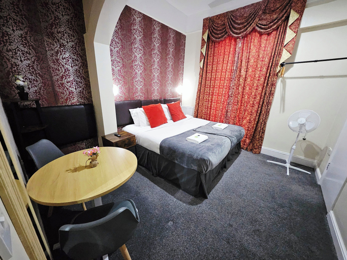 Room 2, Ground-Floor Queen Bed Studio Apartment with Free Parking, Portsmouth