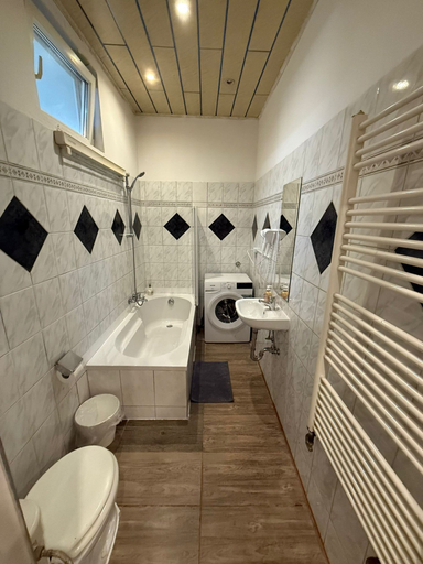 Bathroom 3, Chic 2BR Apt Steps from Westbahnhof, Wien