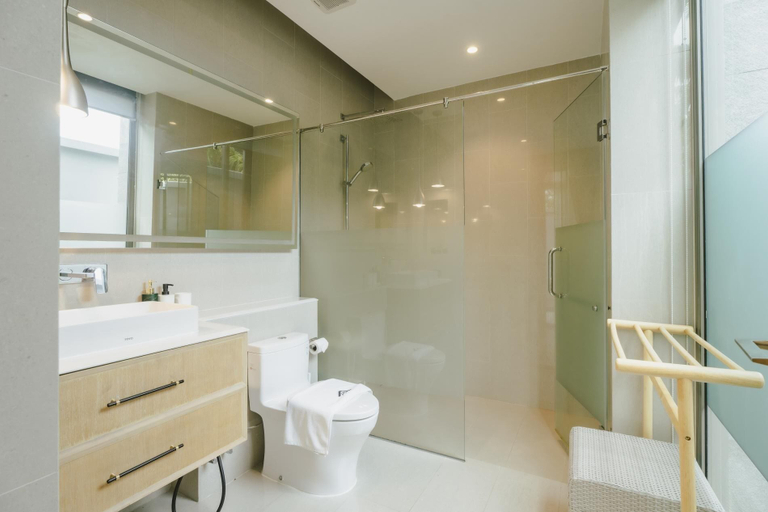 Bathroom, Teak 5BR Pool Villa Bang Tao + Airport Shuttle, Pulau Phuket