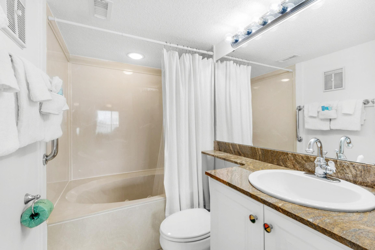 Bathroom 3, Sundunes 112, Escambia