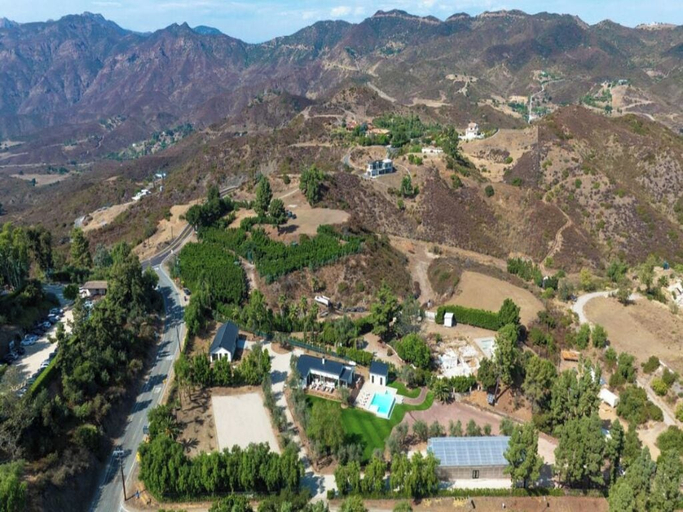 Aerial view, Lechusa - Secluded Creative Compound: Luxury 2-acre Estate w/ Studio & Pool, Los Angeles