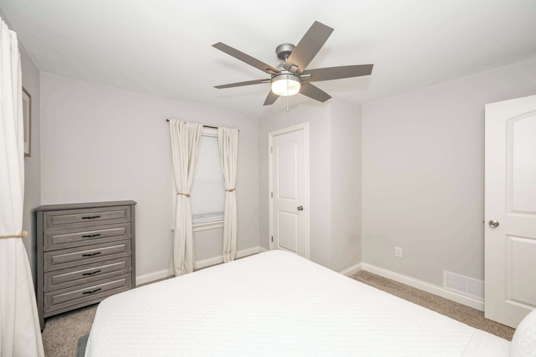 Room 3, Valley Ridge Retreat For 8, Hamilton