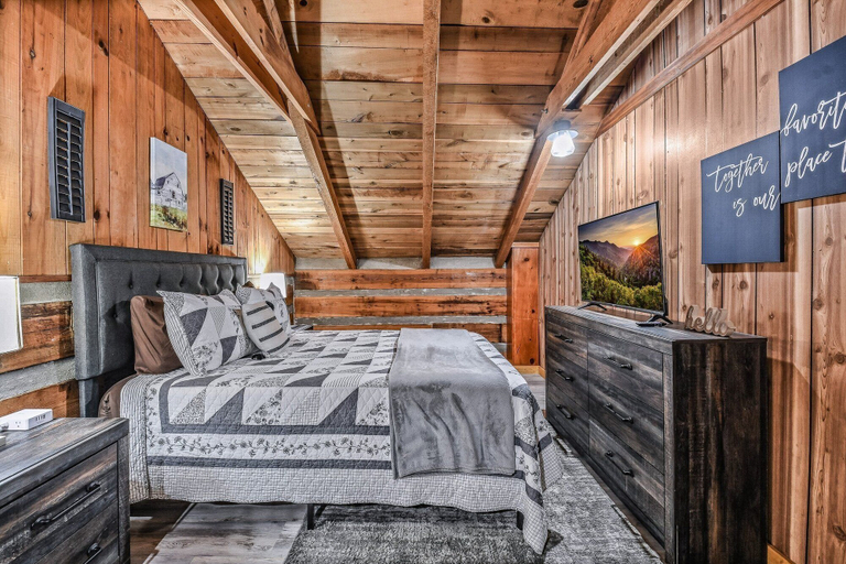 Room 3, Hidden Acres Lodge 3 Bedroom Cabin, Sevier
