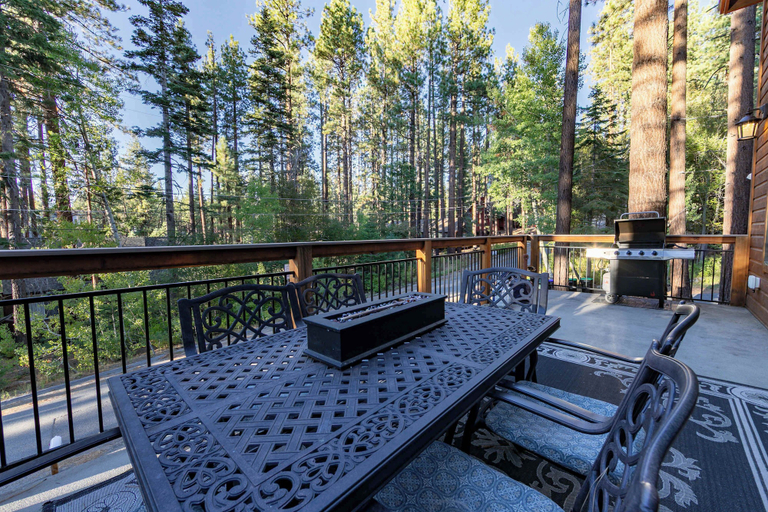 Outdoor dining 3, The T-pot Chalet for 12, El Dorado