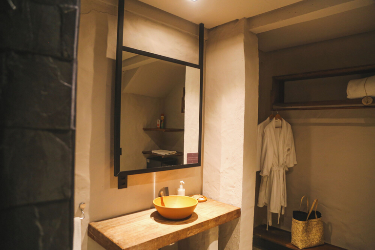 Bathroom 5, Makena Hotel, Amontada