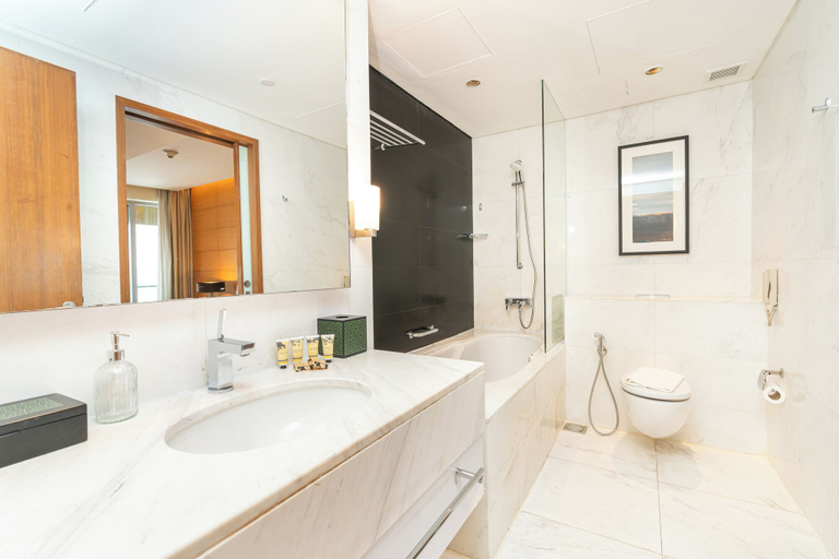 Bathroom 2, PVH - 1BR - Emaar Fashion Avenue, Dubai