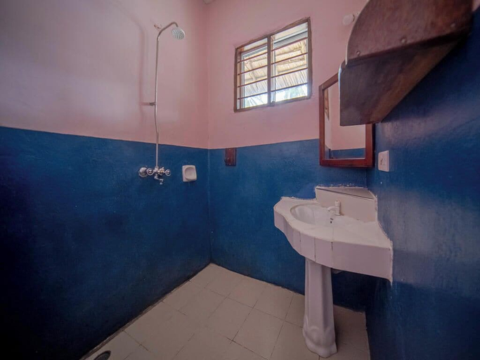 Bathroom 3, MEREMETA LODGE, Mafia