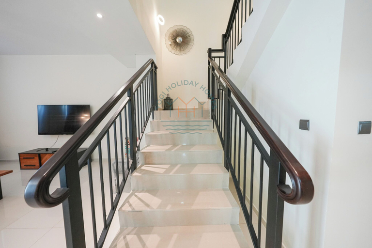 Staircase 2, Luxury 4BR Villa With Private Garden, Dubai