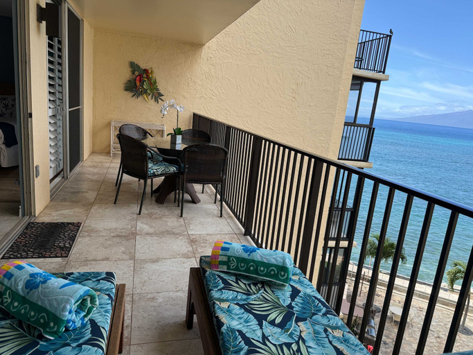 Room 2, Whale Watching Oceanfront Escape Molokai Views Cool Tropical Breezes, Maui