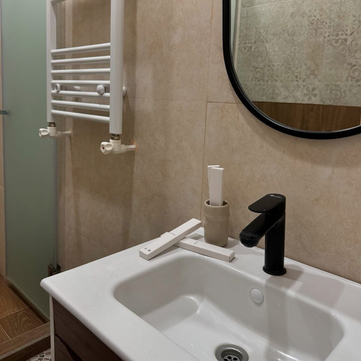 Bathroom 3, Aparan Guest House