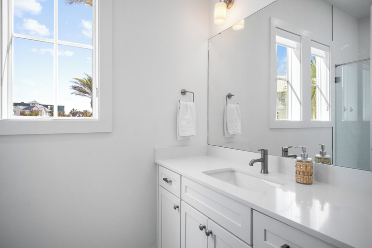 Bathroom, Angle of the Sun 301 SOU, Nueces
