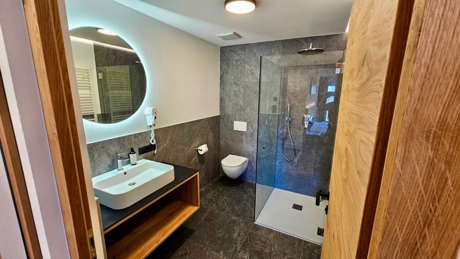Bathroom 2, Hotel Krone, Bolzano