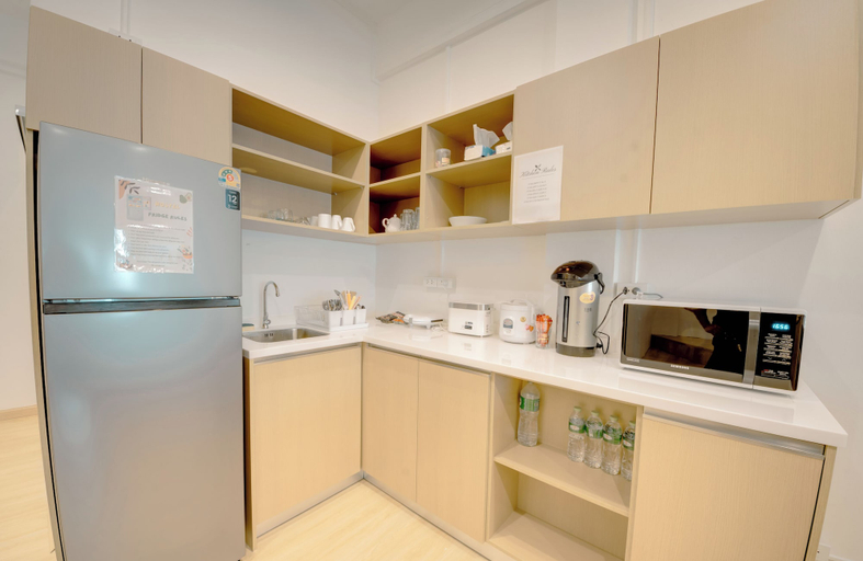 Shared kitchen 2, The Ostel Hostel Bangkok, Khlong Toey
