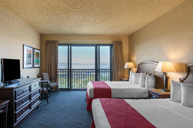 Bedroom 4, Shoreline Inn & Conference Center, an Ascend Collection Hotel, Muskegon