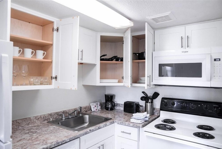 Private kitchen 5, 240 Fully Furnished with WiFi by RedAwning, Maricopa