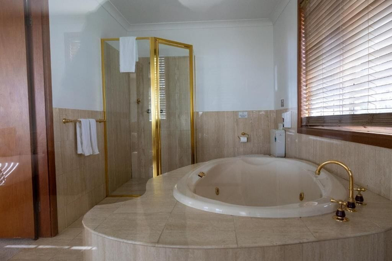 Bathroom 3, Bimbadgen Estate, Cessnock
