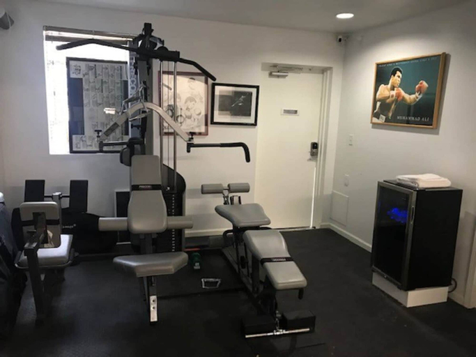 Room 4, 8br-best Location Heated Pool Jacuzzi Spa Gym, Orleans