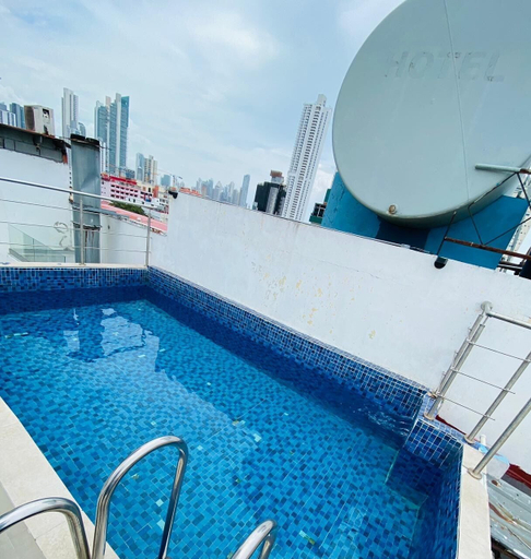 Outdoor pool, Axha Hostel, Panamá