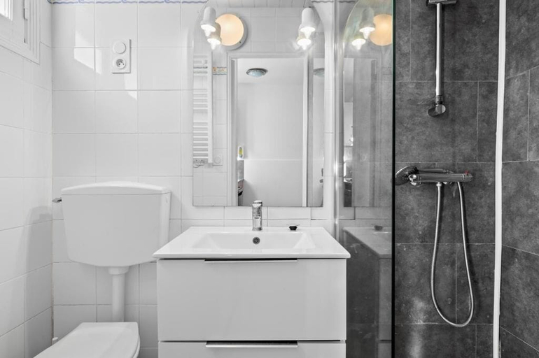 Bathroom 2, Village Vacances de Kerfetan, Morbihan