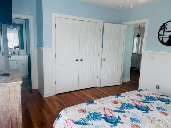 Room 5, Shining Sea 5 Bedroom Home by RedAwning, Brunswick