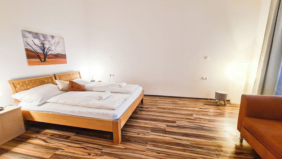 Room 5, Classic 2BR Viennese Apt Near Downtown, Wien