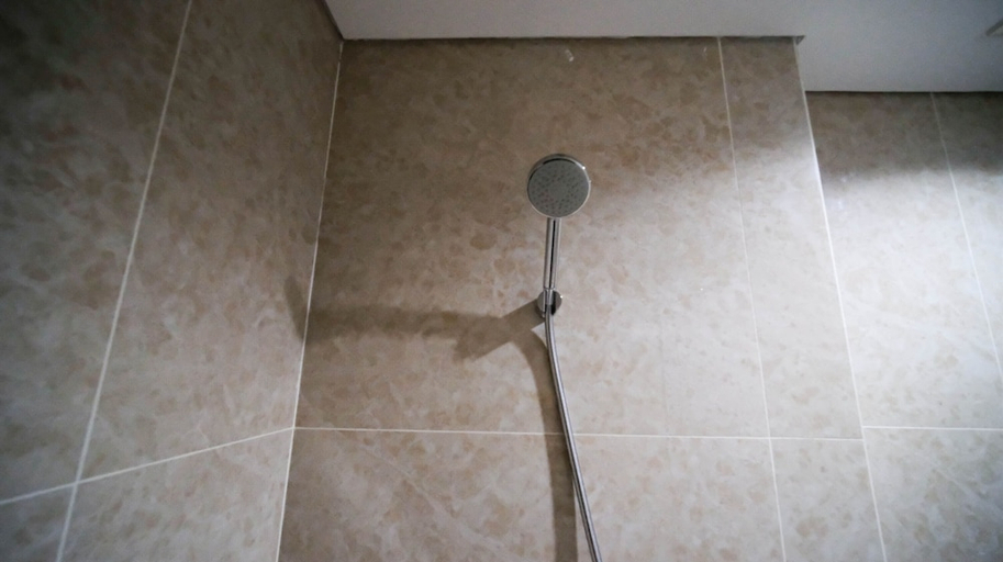 Bathroom 3, Nice 3Br Connected To Mall At Grand Sungkono Lagoon Apartment, Surabaya