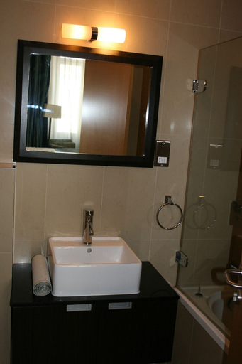 Bathroom 4, Cromwell International Hotel, London