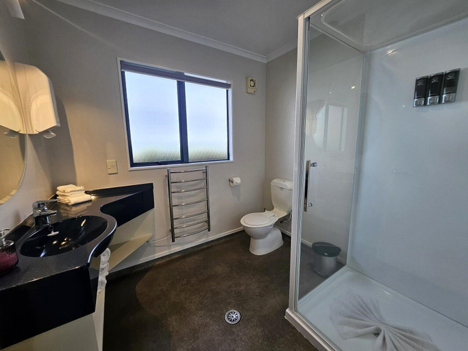 Bathroom 2, ASURE Albert Park Motor Lodge, Waipa