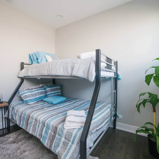 Room 3, Magnificent NEW Home w 8 Beds Free Parking, Cook