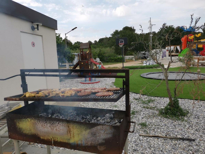 BBQ/picnic area, Mobile Homes Karlo & Dino, Medulin