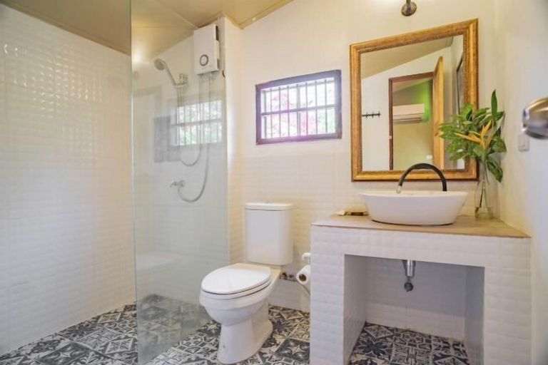 Bathroom 5, Hermoso Hideaway, Klaeng