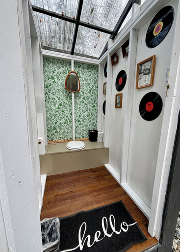 Bathroom 5, Radio Ranch, Trinity