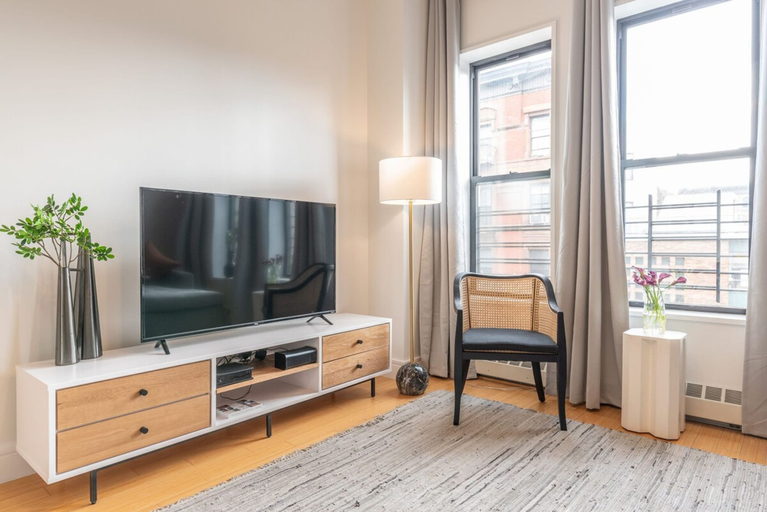 Room 5, Cypress Court II by Rove Travel 1BR Harlem Apt, New York
