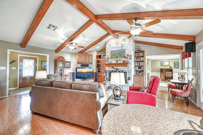 Living area 4, Hill Country Oasis-deck-bbq Grill-10 Min to Town!, Gillespie