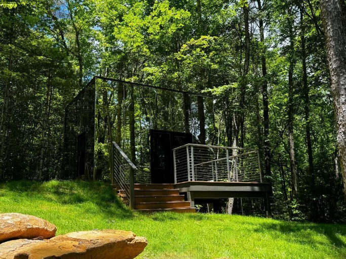 Primary image, Mirror Cabin - Looking Glass, Transylvania