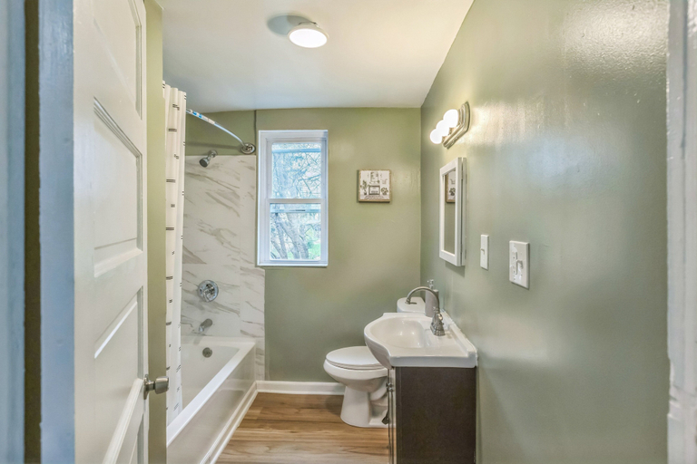 Bathroom, Comfy 3br Flat Close To The Falls 3 Bedroom Apts, Niagara