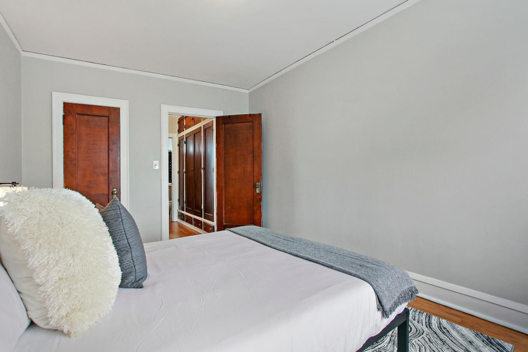 Room 5, Charming 1BR in Old Irving - Cullom B3, Cook