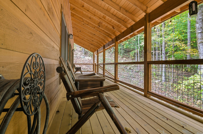 Outdoor spa tub, Jones Creek Cove, Sevier