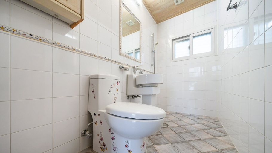 Bathroom 3, Tongyeong Haegando Pension, Geoje