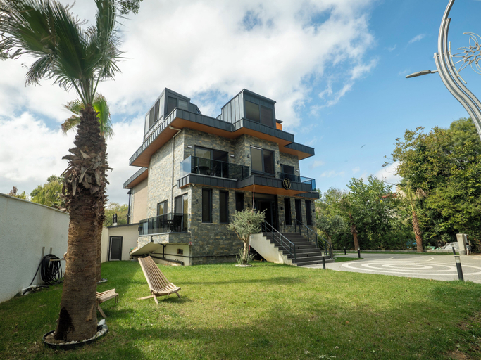 Exterior & Views