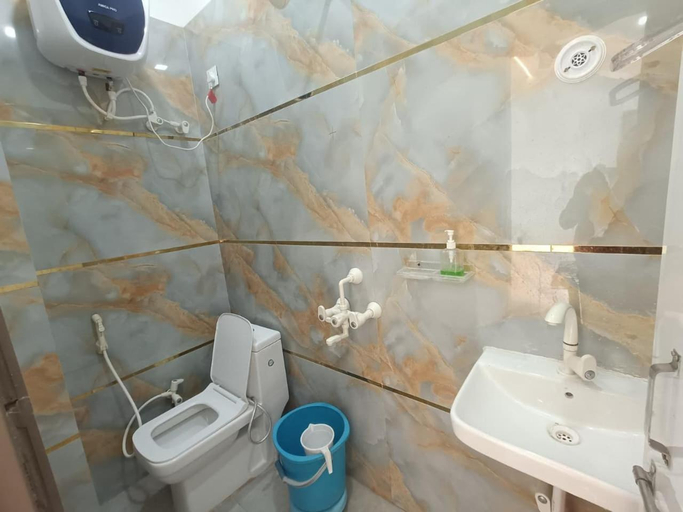 Bathroom 4, Shri Radha Rani Kripa Dham, Mathura