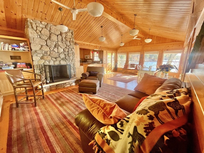 Living area 5, Bear Point Limit 15 7 Bedroom Villa, Cumberland