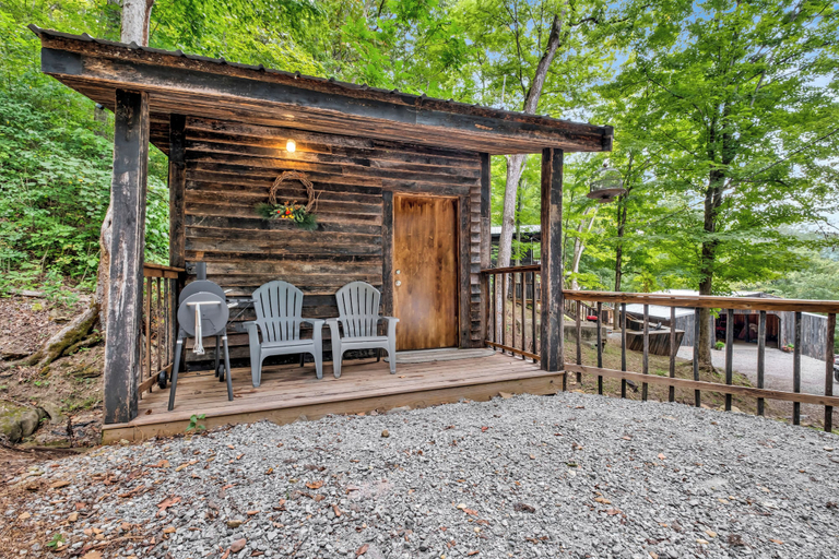 Front of property, Ohio Starlight Glamping Cabins, Adams