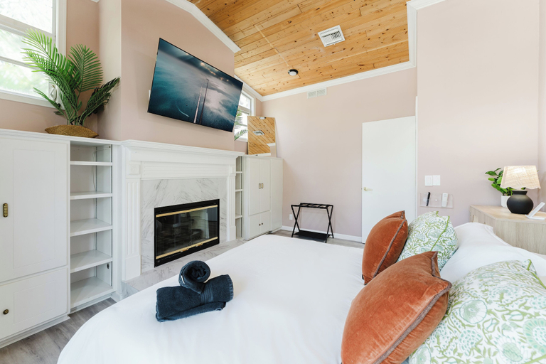 Room 2, Serenity Stays, Palm Beach