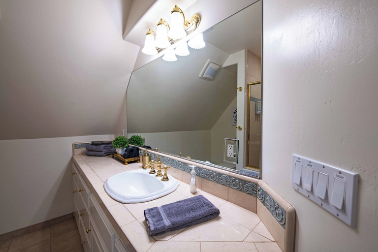 Bathroom 3, Santellan Inn, San Luis Obispo